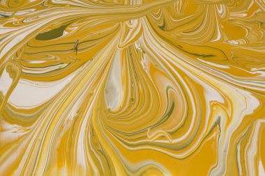 Boya kompozit rengi üretirken çekilmiş fotoğraflar. Akrilik boyayı farklı renklerde karıştırıyorum. Marbleleştirilmiş.