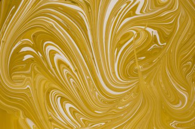 Boya kompozit rengi üretirken çekilmiş fotoğraflar. Akrilik boyayı farklı renklerde karıştırıyorum. Marbleleştirilmiş.