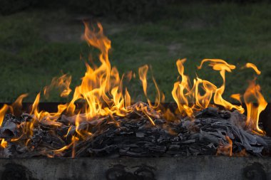 Yanan ateş. Yanan belgeleri. Ateş ruhları dans. Ateşleme kağıt.