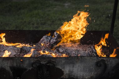 Yanan ateş. Yanan belgeleri. Ateş ruhları dans. Ateşleme kağıt.