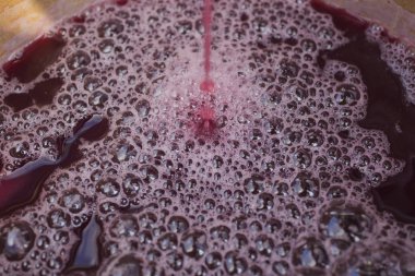 Şarap yapma. Şarap üretim teknolojisi. Şarap yapma halk geleneği. Moldova şarap üretimi. Üzüm işleme eski geleneği. Sıkacağı şarap basın için kullanılır. 