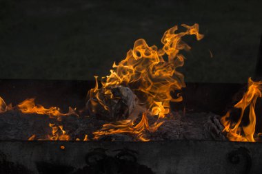 Yanan ateş. Yanan belgeleri. Ateş ruhları dans. Ateşleme kağıt.