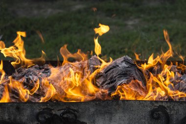 Yanan ateş. Yanan belgeleri. Ateş ruhları dans. Ateşleme kağıt.