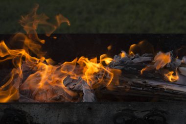 Yanan ateş. Yanan belgeleri. Ateş ruhları dans. Ateşleme kağıt.
