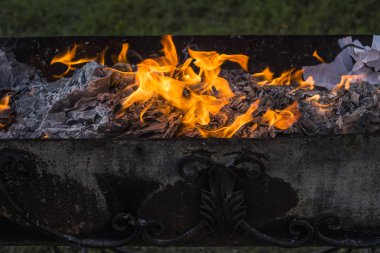 Yanan ateş. Yanan belgeleri. Ateş ruhları dans. Ateşleme kağıt.