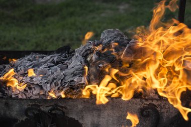 Yanan ateş. Yanan belgeleri. Ateş ruhları dans. Ateşleme kağıt.