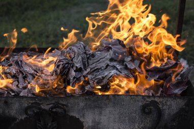 Yanan ateş. Yanan belgeleri. Ateş ruhları dans. Ateşleme kağıt.