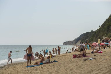 Byala, Varna il/Bulgaristan-08/07/2018. Tatilciler, Karadeniz sahil tatil Bulgaristan üzerinde. 