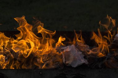 Yanan ateş. Yanan belgeleri. Ateş ruhları dans. Ateşleme kağıt.