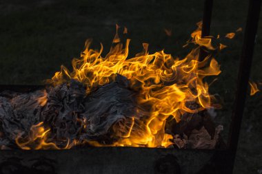 Yanan ateş. Yanan belgeleri. Ateş ruhları dans. Ateşleme kağıt.