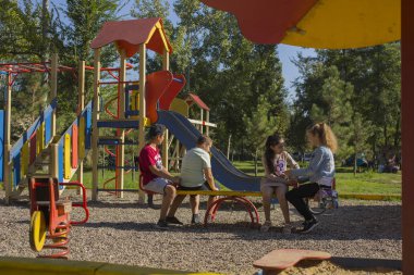 Taraclia, Moldova, 9 / 22 / 2018. Çocuk parkı. Gençler için egzersiz aletleri. Gençler için eğlence.