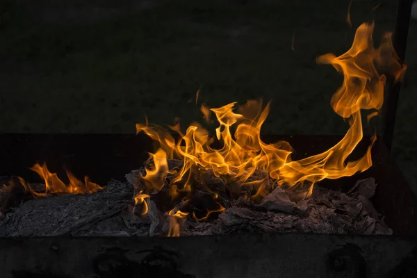 Flammande Eld Dokument Bränning Dans Brand Sprit Antändning Papper — Stockfoto