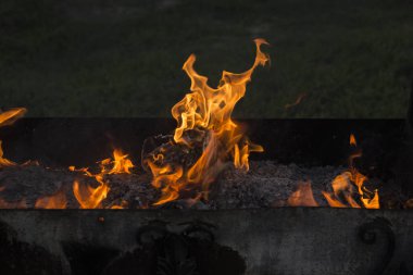 Yanan ateş. Yanan belgeleri. Ateş ruhları dans. Ateşleme kağıt.