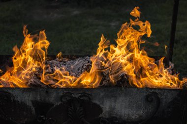 Yanan ateş. Yanan belgeleri. Ateş ruhları dans. Ateşleme kağıt.