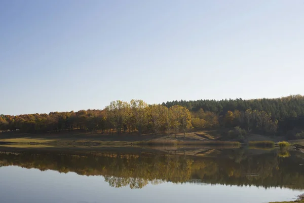 Autunno Paesaggio All Alba Lago Specchio Con Riflesso Della Natura — Foto Stock