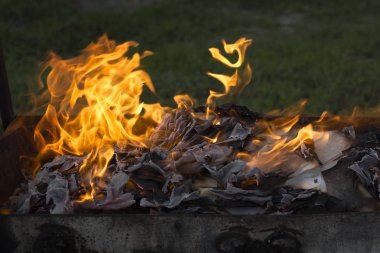 Yanan ateş. Yanan belgeleri. Ateş ruhları dans. Ateşleme kağıt.