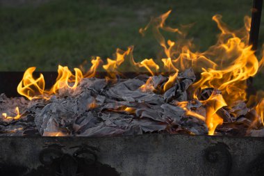 Yanan ateş. Yanan belgeleri. Ateş ruhları dans. Ateşleme kağıt.