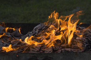 Yanan ateş. Yanan belgeleri. Ateş ruhları dans. Ateşleme kağıt.