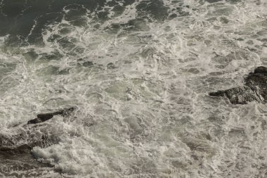 Fırtına sırasında dalgalar. Yukarıdan bak. Kırmızı kod. Bulgaristan 'daki Karadeniz kıyısında dinlenin. Element kuvveti.