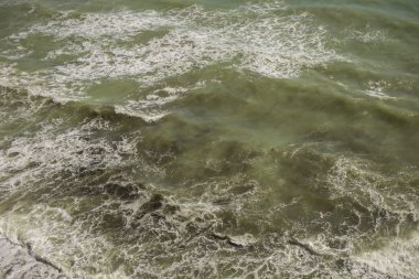 Fırtına sırasında dalgalar. Yukarıdan bak. Kırmızı kod. Bulgaristan 'daki Karadeniz kıyısında dinlenin. Element kuvveti.