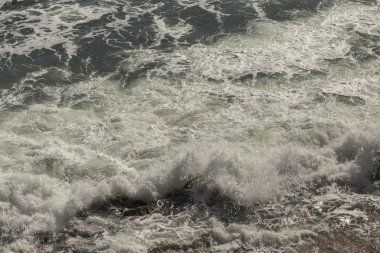 Fırtına sırasında dalgalar. Yukarıdan bak. Kırmızı kod. Bulgaristan 'daki Karadeniz kıyısında dinlenin. Element kuvveti.