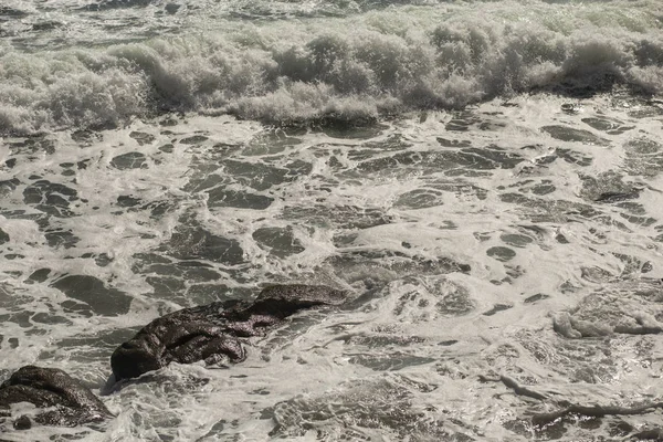 嵐の間の波 上からの眺め レッドコードだ ブルガリアの黒海沿岸で休んでください 要素力 — ストック写真