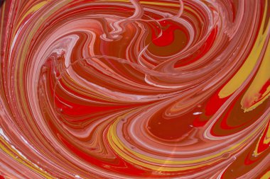 Boya kompozit rengi üretirken çekilmiş fotoğraflar. Akrilik boyayı farklı renklerde karıştırıyorum. Marbleleştirilmiş.