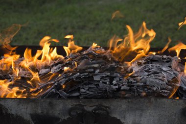 Yanan ateş. Yanan belgeleri. Ateş ruhları dans. Ateşleme kağıt.