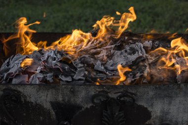 Yanan ateş. Yanan belgeleri. Ateş ruhları dans. Ateşleme kağıt.