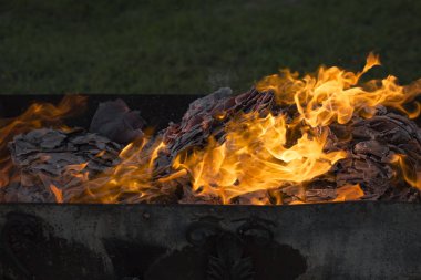 Yanan ateş. Yanan belgeleri. Ateş ruhları dans. Ateşleme kağıt.