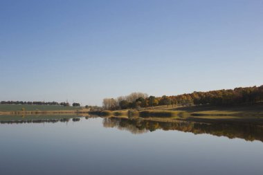 Sonbahar, manzara şafakta. Doğanın bir yansıması ile ayna göl. Sabah sessizlik. Su yüzeyi.