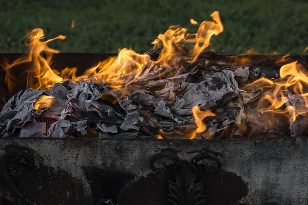 Yanan ateş. Yanan belgeleri. Ateş ruhları dans. Ateşleme kağıt.