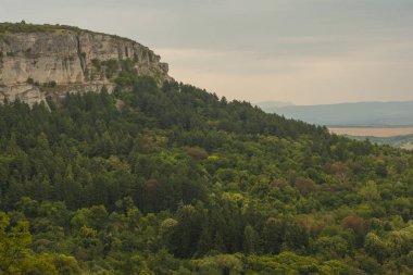 Avrupa'nın turistik yerler. Manzara Bulgaristan. Koca Balkan Dağları. Madara binici veya Madara süvari. Ulusal tarihi ve arkeolojik rezerv 