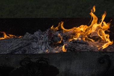 Yanan ateş. Yanan belgeleri. Ateş ruhları dans. Ateşleme kağıt.