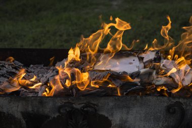 Yanan ateş. Yanan belgeleri. Ateş ruhları dans. Ateşleme kağıt.