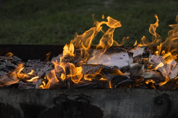 Yanan ateş. Yanan belgeleri. Ateş ruhları dans. Ateşleme kağıt.