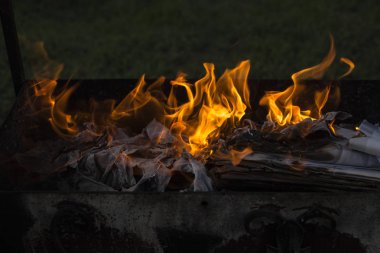 Yanan ateş. Yanan belgeleri. Ateş ruhları dans. Ateşleme kağıt.