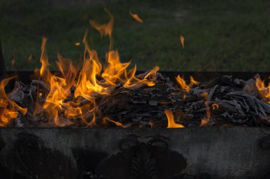 Yanan ateş. Yanan belgeleri. Ateş ruhları dans. Ateşleme kağıt.