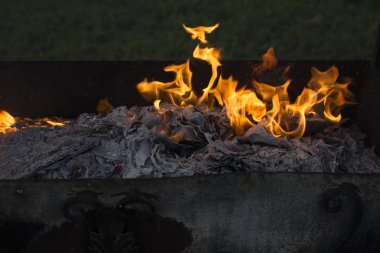 Yanan ateş. Yanan belgeleri. Ateş ruhları dans. Ateşleme kağıt.