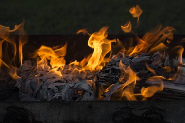 Yanan ateş. Yanan belgeleri. Ateş ruhları dans. Ateşleme kağıt.