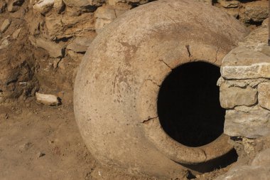 Kazı antik Yunan Medeniyeti. Şaraphane Byala antik kale içinde. Şarap depoları 5. yy.