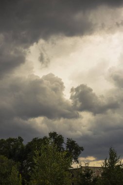 Yaz yağmur önce bulutlu gökyüzü. Güney Avrupa arazide.