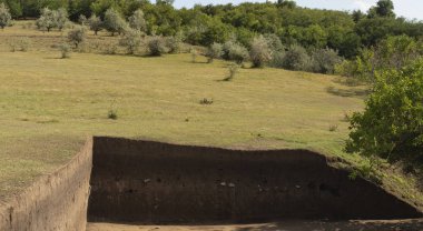 İskit kazı mezar. İlkel insan yerleşim. Arkeoloji Doğu Avrupa'nın küresel çalışır. Dünya'nın açılışına arkeolojik sitler kültürel katmanda yer alan bir çalışma.