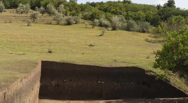 İskit kazı mezar. İlkel insan yerleşim. Arkeoloji Doğu Avrupa'nın küresel çalışır. Dünya'nın açılışına arkeolojik sitler kültürel katmanda yer alan bir çalışma.