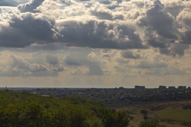 Gökyüzü bir fırtına önce ağır bulutları ile kaplıdır. Moldova Cumhuriyeti küçük bir kasabanın dışında. Güney Avrupa arazide. Budzhak bozkır doğal afetler arifesinde.