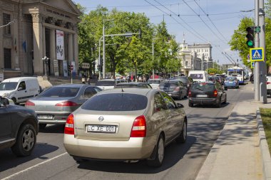 Chisinau, Moldova.04.26.2018 Cumhuriyeti: Ana Şehir Meydanı. Yoğun trafik şehrin sokaklarında. En yüksek insanların kentsel yaşam.