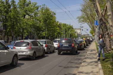 Chisinau, Moldova.04.26.2018 Cumhuriyeti: Ana Şehir Meydanı. Yoğun trafik şehrin sokaklarında. En yüksek insanların kentsel yaşam.