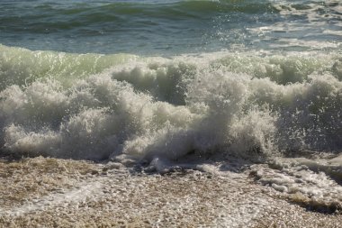 Dalgalar bir fırtına sırasında. Kırmızı kod. Bulgaristan'ın Karadeniz kıyısında dinlenme.