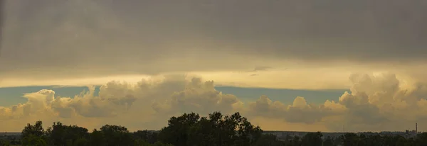 Летнее Облачное Небо Перед Дождём Местность Южной Европе Закат Над — стоковое фото