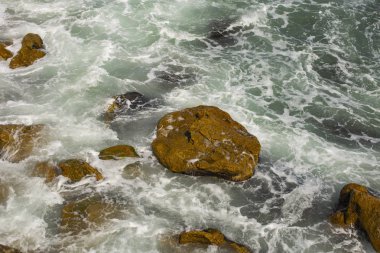 Dalgalar bir fırtına sırasında. Yukarıdan görüntüleyin. Kırmızı kod. Bulgaristan'ın Karadeniz kıyısında bekletin. Elemental kuvvet. Dalgalar kayalar karşı çökmesini.